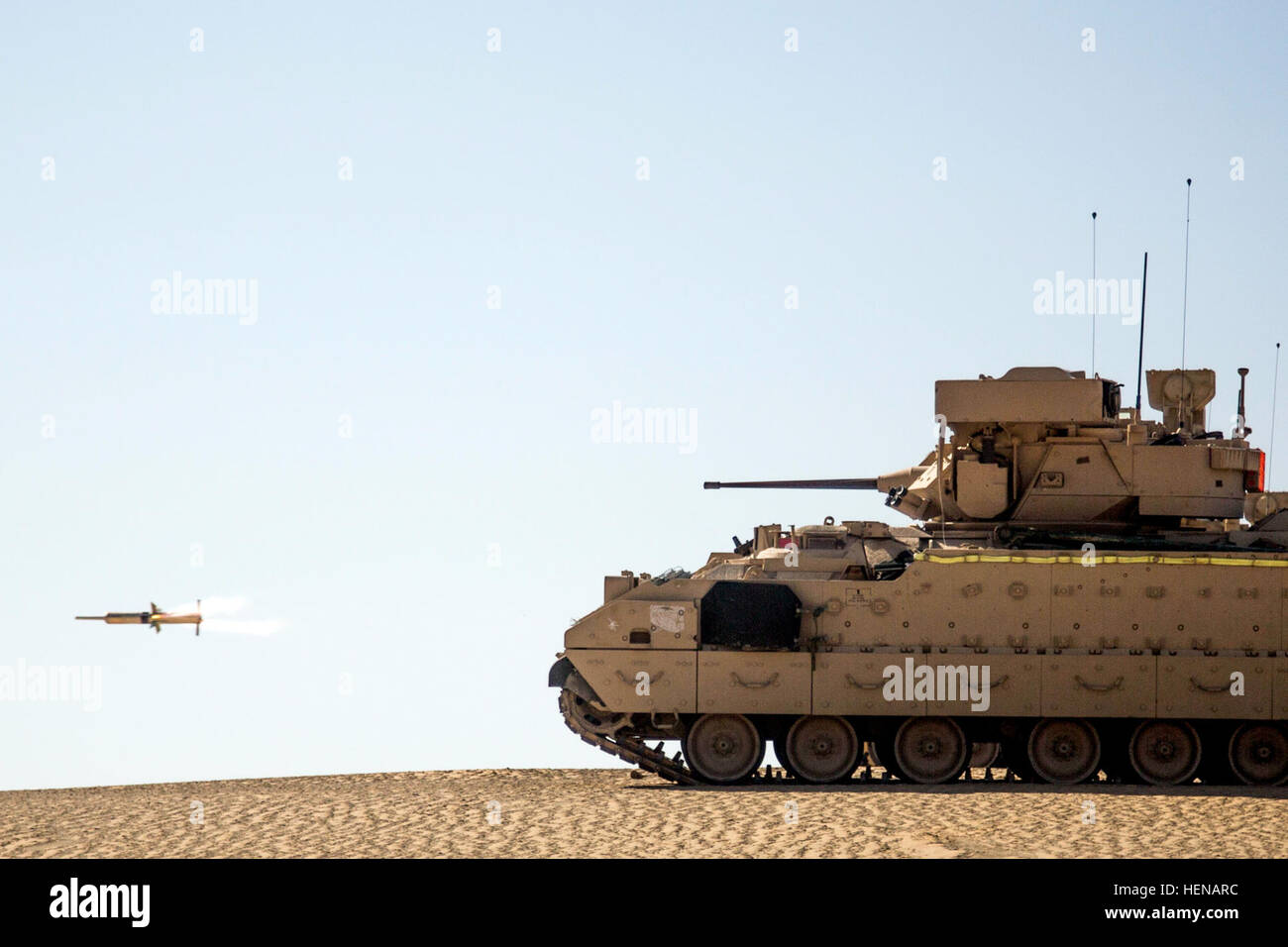 Ein Bradley Fighting Vehicle von Firma A, 1. Bataillon, 67. Armor Regiment, 2nd Armored Brigade Combat Team, 4. US-Infanteriedivision feuert eine Röhre startete optisch kabelgebundene Rakete während ein scharfer Munition im Camp Buehring, Kuwait, 22. Januar 2014. Die Firma gefeuert 16 TOW-Raketen. (US Armee-Foto von Sgt. Marcus Fichtl, 2. ABCT, PAO 4. inf div.) SCHLEPPTAU Start 140122-A-TW035-971 Stockfoto