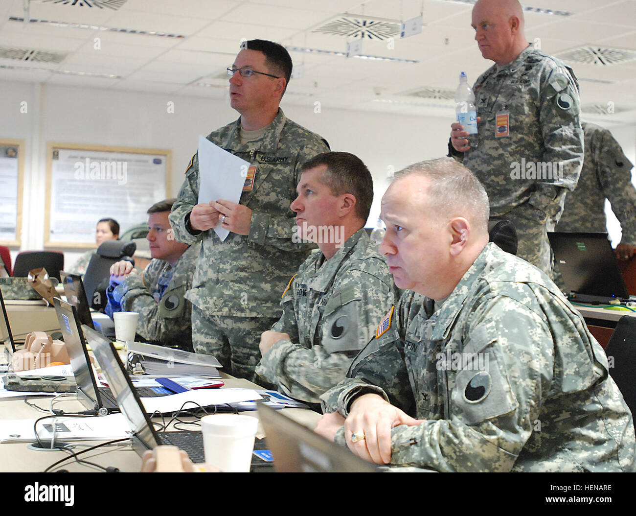 (Links nach rechts) Major Chuck Reinhold, Oberstleutnant David Jones, Major General Timothy E. Gowen, Oberst William Coffin und Oberst Brent Johnson (stehend) führen ein Briefing 23. Januar 2014 bei der Joint Multinational Readiness Center in Hohenfels, Deutschland. Ca. 30 29. Infanterie Division Soldaten aus dem Maryland und Virginia Nationalgarde sind in Deutschland für eine KFOR-Mission Probe Übung. KFOR 14-02A, geplante Ausführung von Jan. 16-31, soll 1.500 amerikanischen und internationale Truppen Verantwortung für multinationale Battle Group - Ost in Kosovo ab F vorbereiten Stockfoto