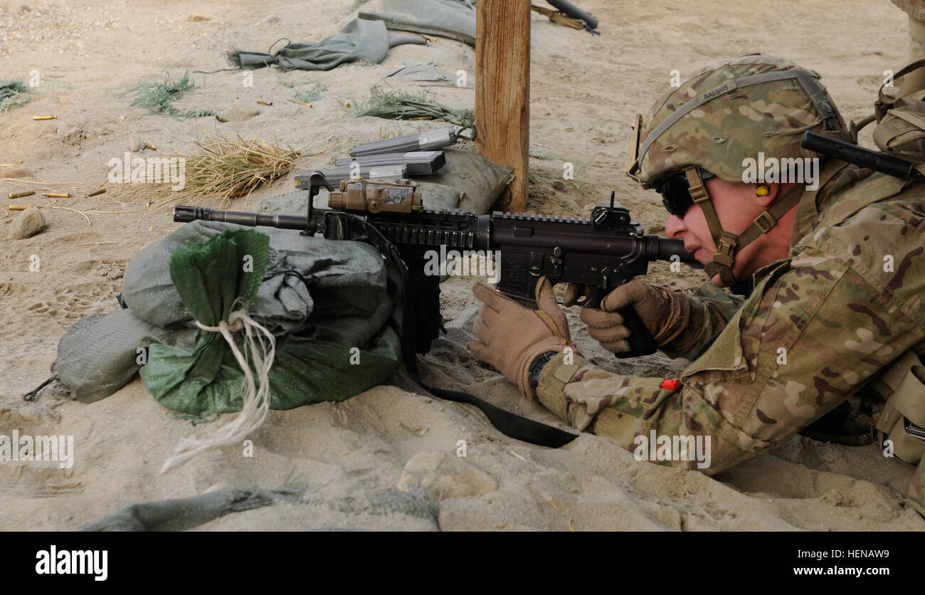 US Army Spc. Dustin Ledford passt seine Gewehr M4 Ziel und Anblick durch wiederholt während der Treffsicherheit Challenge 4th Brigade Combat Team, 10th Mountain Division Unteroffizier und Soldat des Förderwettbewerbs Quartal 23. Januar 2014, bei Forward Operating Base Fenty brennen. Teilnehmer traten auch in einer Armee körperliche Fitness-Test, Soldat Routineaufgaben Veranstaltung Gassen, und eine Frage und Antwort Board zu bestimmen, welche Soldaten und NCO das Recht, sich das beste für das 1. Quartal 2014 nennen verdienen würde. Ledford stammt aus Clemson, SC, und serviert mit 2. Bataillon, 4. Infan Stockfoto