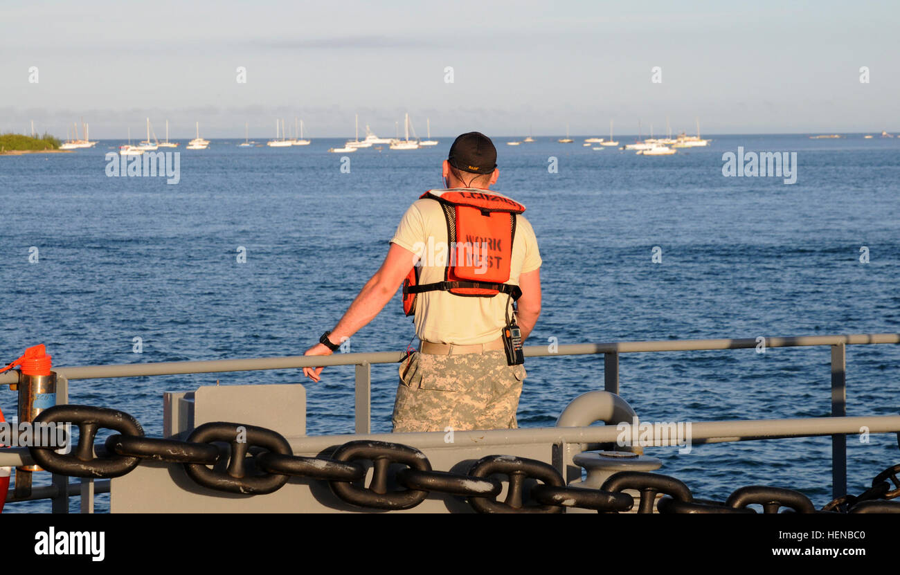 Sgt. Eric Barker, ein Wasserfahrzeug Operator zugewiesene 824th Transportation Company (schwere Boot), 143. Sustainment Command (Expeditionary), überwacht das Wasser für Hindernisse während der US-Armee Landing Craft Utility 2031-New Orleans, gemeinsame Ausbildungsmission mit Navy Underwater Bau Team-1, Marine Expeditionary Combat Command, von gemeinsamen Expeditionary Base Creek-Fort Geschichtchen, Virginia Beach, VA., 8. Februar. Die Besatzung der LCU-New Orleans transportiert das Team der Taucher vor der Küste von Key West und bot ihnen eine Plattform, um jährliche Unterwasser Taucher Qualifikation Ausbildung durchzuführen. 8 Stockfoto