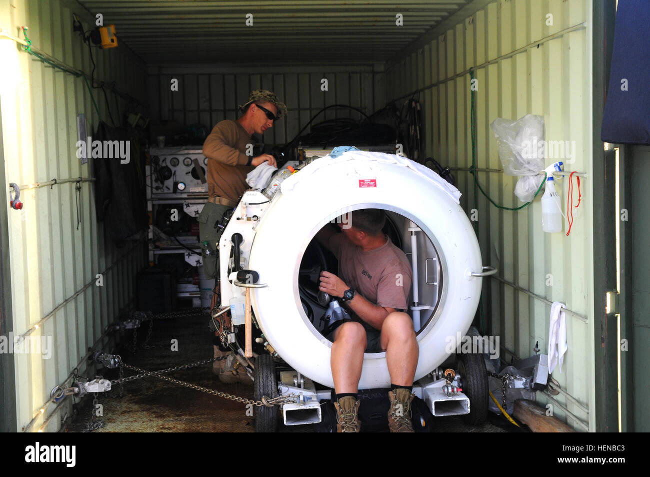 Marine Taucher, der unter Wasser Bau Team-1, Marine Expeditionary Combat Command, von gemeinsamen Expeditionary Base Creek-Fort Geschichtchen, Virginia Beach, VA., Wartungsarbeiten an einer Dekompressionskammer auf US Armee Landing Craft Utility-New Orleans, die Besatzung durch die 824th Transportunternehmen (schwere Boot), 143. Sustainment Command (Expeditionary), 8. Februar. In einer gemeinsamen Trainingsmission die Besatzung der LCU-New Orleans transportiert das Team der Taucher vor der Küste von Key West und bot ihnen eine Plattform, um jährliche Unterwasser Taucher Qualifikation Ausbildung durchzuführen. 824th TC schwere Boot bietet Na Stockfoto