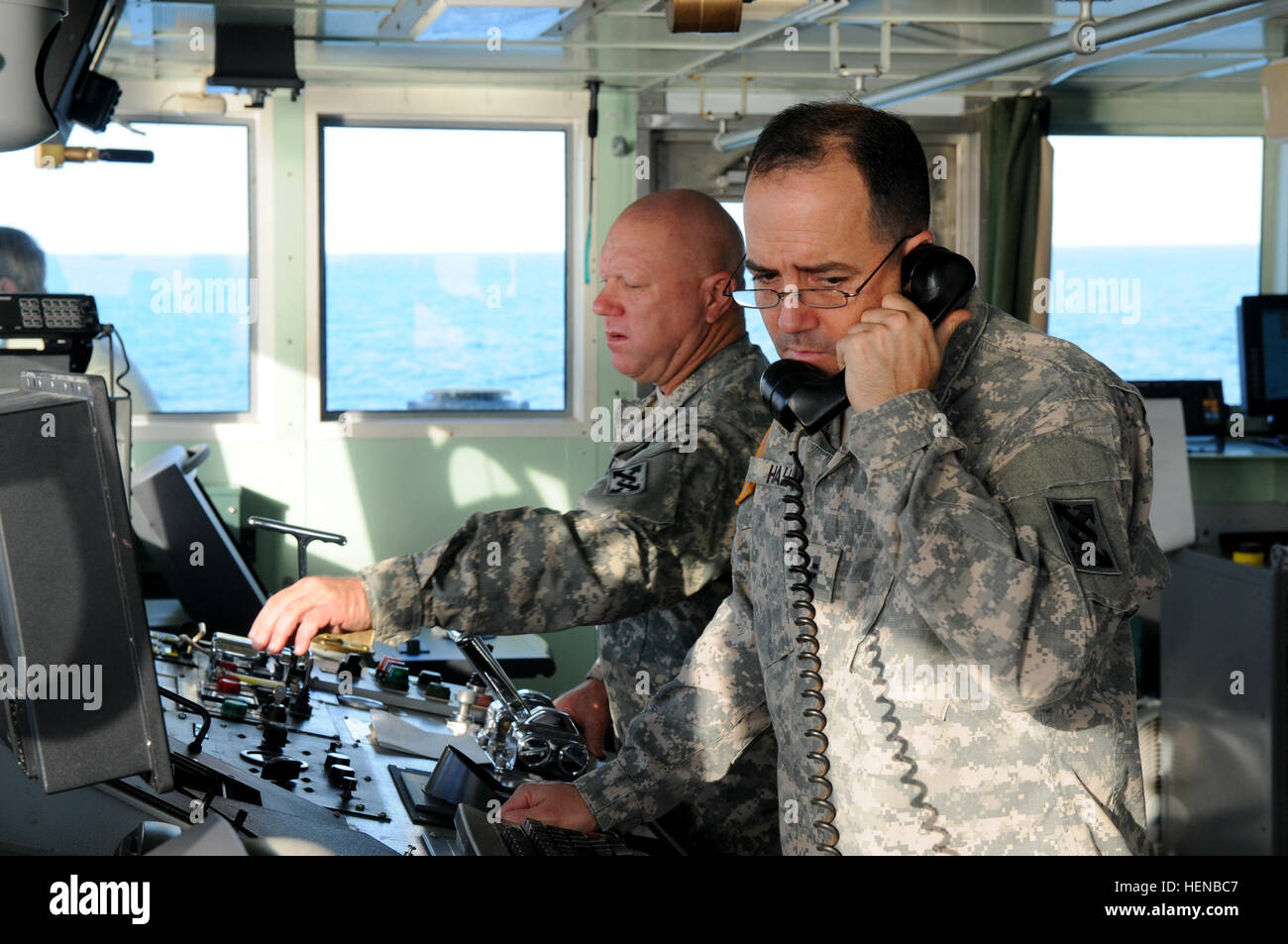 Kapitän der US-Armee Landing Craft Utility-New Orleans, CW2, Tom Heald, 824th Transportation Company (schwere Boot), 143. Sustainment Command (Expeditionary), fordert der Maschinenraum für System während einer gemeinsamen Trainingsmission mit der Marine Unterwasser Bau Team-1, Marine Expeditionary Combat Command, von gemeinsamen Expeditionary Base Little Creek Fort Story prüft, Virginia Beach, VA., 8. Februar. Der LCU-New Orleans, die Besatzung durch die 824th TC, transportiert das Team der Taucher vor der Küste von Key West und bot ihnen eine Plattform, um jährliche Unterwasser Taucher Qualifikation Ausbildung durchzuführen. 824TH TC-H Stockfoto