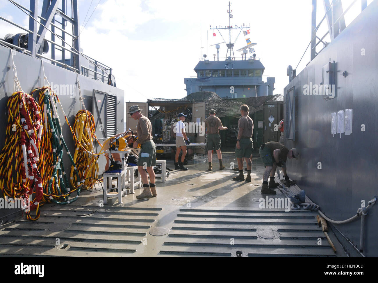 Marine Taucher, der unter Wasser Bau Team-1, Marine Expeditionary Combat Command, von gemeinsamen Expeditionary Base Creek-Fort Geschichtchen, Virginia Beach, VA., bereit für Taucher Qualifikation Ausbildung auf dem Deck der US-Armee Landing Craft Utility-New Orleans, die Besatzung durch die 824th Transportunternehmen (schwere Boot), 143. Sustainment Command (Expeditionary), 8. Februar. In einer gemeinsamen Mission der LCU-New Orleans, die Besatzung durch die 824th TC, transportiert das Team der Taucher vor der Küste von Key West und bot ihnen eine Plattform, um jährliche Unterwasser Taucher Qualifikation Ausbildung durchzuführen. 824th TC-Bun Stockfoto