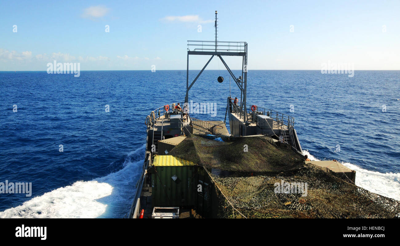 Die US Armee Landing Craft Utility-New Orleans, die Besatzung durch die 824th Transportunternehmen (schwere Boot), 143. Sustainment Command (Expeditionary), reist in eine gemeinsame Ausbildungsmission mit Navy Underwater Bau Team-1, Marine Expeditionary Combat Command, von gemeinsamen Expeditionary Base Creek-Fort Geschichtchen, Virginia Beach, VA., 8. Februar vor der Küste von Key West. Die 824th TC transportiert ein Team von Marine Taucher ins Meer, die Taucher eine Plattform um jährliche Unterwasser Taucher Qualifikation Ausbildung durchzuführen. 824th TC schwere Boot bietet Marine Schiff Möglichkeit 140207-A-WD001-065 Stockfoto