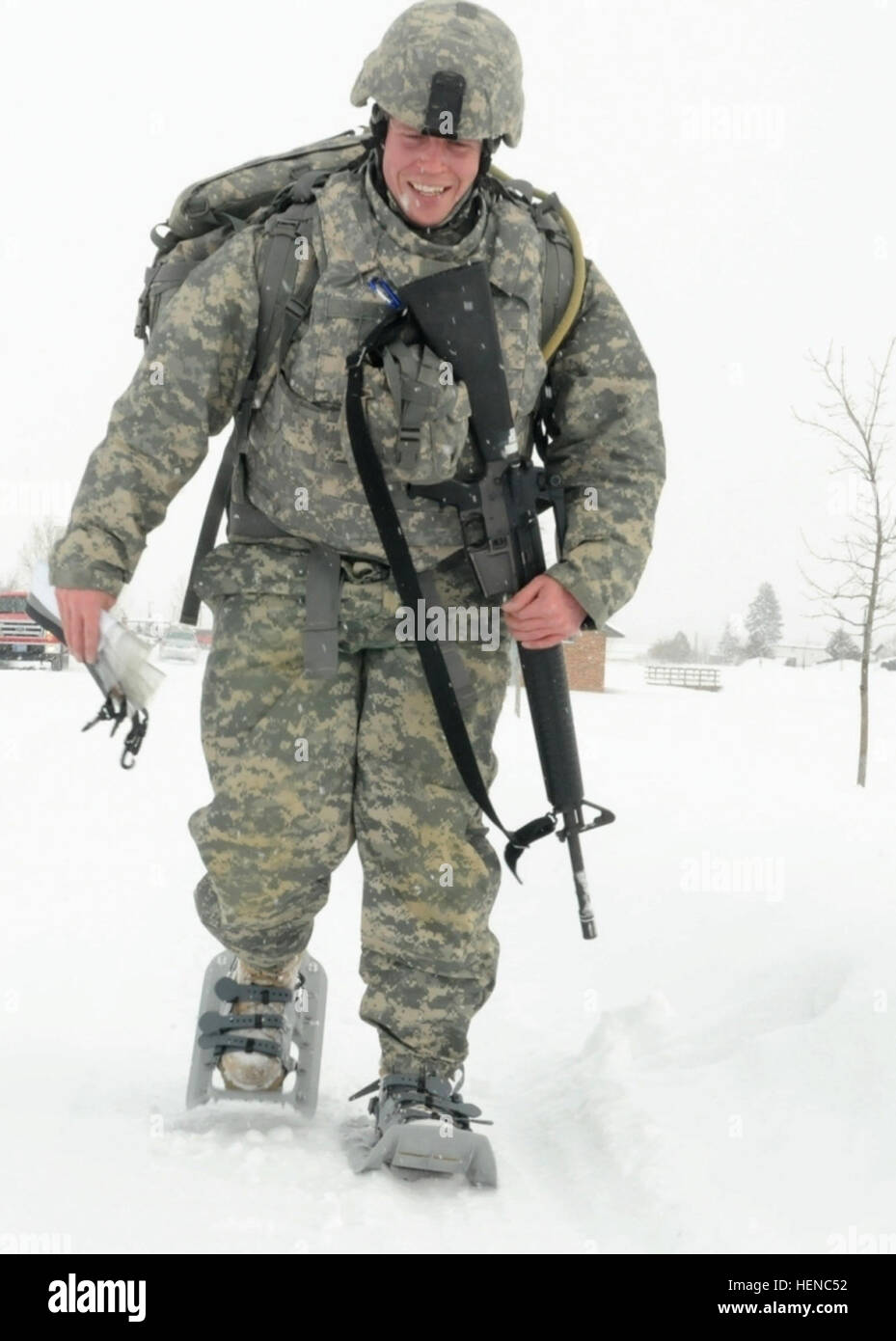 Staff Sgt Jeremy Maglott, combat Medic mit 7236th Medical Support Unit in Fort Bragg, N.C., tritt durch den Schnee für die OL Land während des besten Krieger-Wettbewerbs in Helena, Mont., 24. Februar 2014. Die besten Krieger-Wettbewerb wurde von pensionierten Sergeant-Major der Armee Jack Tilley 2002, Tester Soldaten körperliche Ausdauer, militärischen Kenntnisse und mentale Ausdauer entwickelt. Der Wettbewerb ist eine Chance für Krieger ihre militärischen Fähigkeiten in einem wettbewerbsorientierten Umfeld hervorzuheben. Am besten Krieger, zwei Worte, Montana - Februar 140224-A-DB144-010 Stockfoto