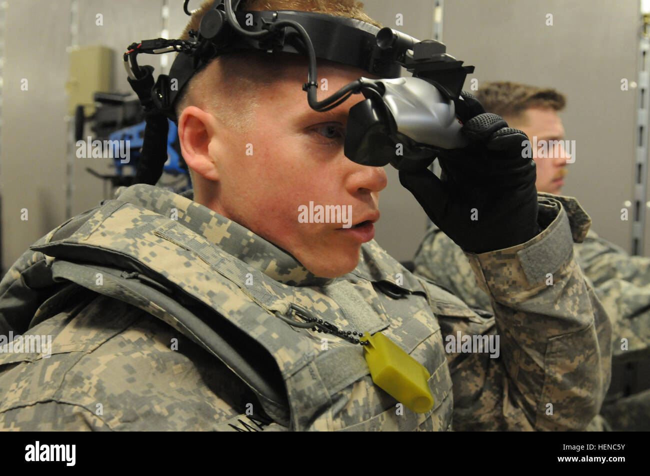 Staff Sgt Jeremy Maglott, combat Medic mit 7236th Medical Support Unit in Fort Bragg, N.C., betreibt eine Kampf Konvoi Stimulator während des besten Krieger-Wettbewerbs in Helena, Mont., 24. Februar 2014. Die besten Krieger-Wettbewerb wurde von pensionierten Sgt. Major der Armee Jack Tilley in 2002, Tester Soldaten körperliche Ausdauer, militärischen Kenntnisse und mentale Ausdauer entwickelt. Der Wettbewerb ist eine Chance für Krieger ihre militärischen Fähigkeiten in einem wettbewerbsorientierten Umfeld hervorzuheben. Myrtle Beach ansässig nimmt am besten Krieger, Fort Bragg Soldat gewinnt %%% E2 %%% 80 %%% 98Best Wa Stockfoto