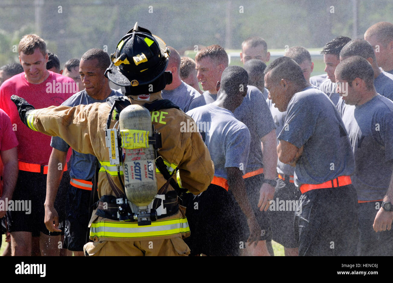 Die Bundesfeuerwehr und die 8. Militärpolizeibrigade führen im Rahmen einer All-Hazards-Übung eine Massendekontamination von über 50 Opfern durch, bei der die Bereitschaft der 71. Chemikalieneinheit bestätigt wird. Stockfoto