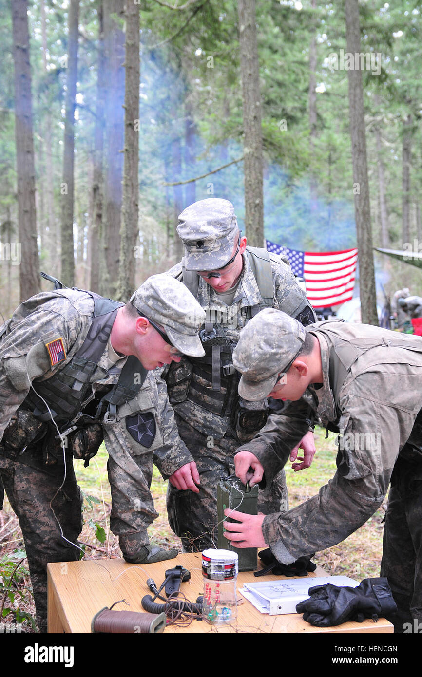 Soldaten mit 2. Eskadron, 1. Kavallerie-Regiment, 4-2 Stryker Brigade Combat Team, 7. Infanterie-Division, bereiten eine medizinische Evakuierung Anforderung 5 März während der Fahrt auf Joint Base Lewis McChord Sporn, Washington (U.S. Army Foto von Sgt. Kimberly Hackbarth, 4-2 SBCT, 7. ID Public Affairs Office) Soldaten ertragen, Regen, Wasser für Silbersporen 140305-A-PV892-182 Stockfoto