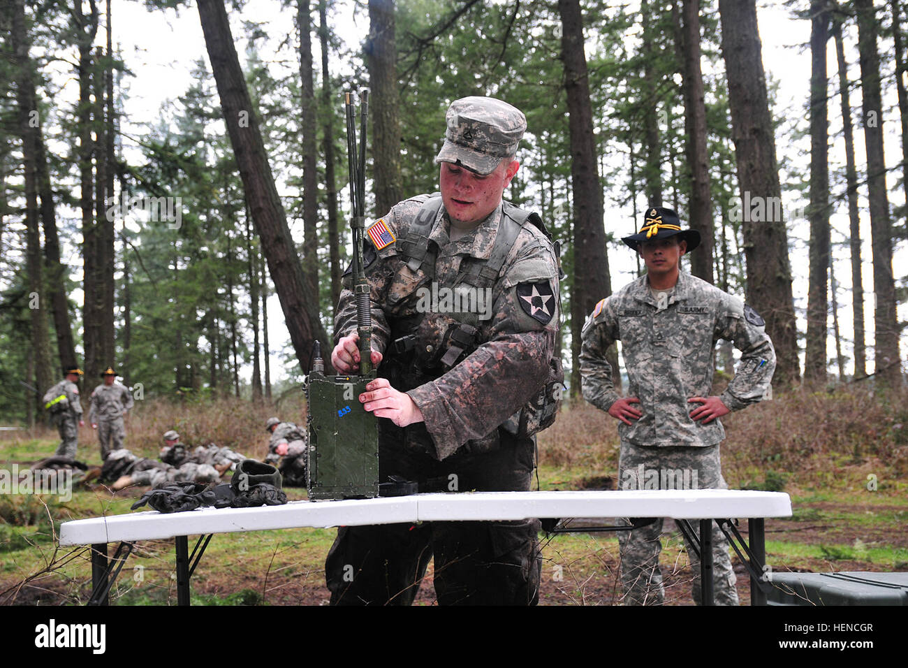 Ein Soldat mit 2. Eskadron, 1. Kavallerie-Regiment, 4-2 Stryker Brigade Combat Team, 7. Infanterie-Division, baut einen Advanced System Verbesserung (ASIP) Radio 5 März während der Fahrt Sporn auf Joint Base Lewis-McChord, Washington (U.S. Army Foto von Sgt. Kimberly Hackbarth, 4-2 SBCT, 7. ID Public Affairs Office) Soldaten ertragen, Regen, Wasser für Silbersporen 140305-A-PV892-219 Stockfoto