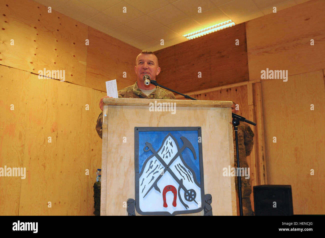 Soldaten der 10th Mountain Division werden während einer Einführungszeremonie auf der Forward Operating Base Shank, Afghanistan, im März 2014 zu Unteroffizieren befördert. Stockfoto