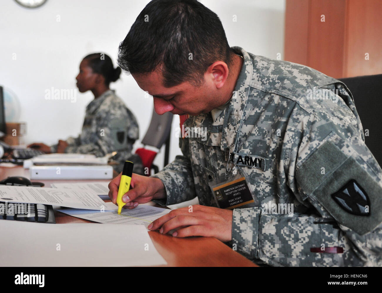 SPC. Cesor D. Silva, Human ressources Soldat zugewiesen, die 21. Theater Sustainment Command 1. Human Resources Sustainment Center und gebürtig aus West Chicago, Illinois, zeigt die Namen der Passagiere, die bereits von der US Army Europa Ramstein Gateway Rezeption Center am Passagierterminal auf Ramstein Airbase verarbeitet März 11. Die 1. HRSC hat fünf Soldaten, die Verwaltung der US Army Europa Ramstein Gateway Auffanglager, die für die Verarbeitung von Soldaten in Europa und sie auf ihre zugewiesenen Einheiten verantwortlich ist. 1. HRSC führt Soldaten durch europäische Gateway 140311-A-UV471 - Stockfoto