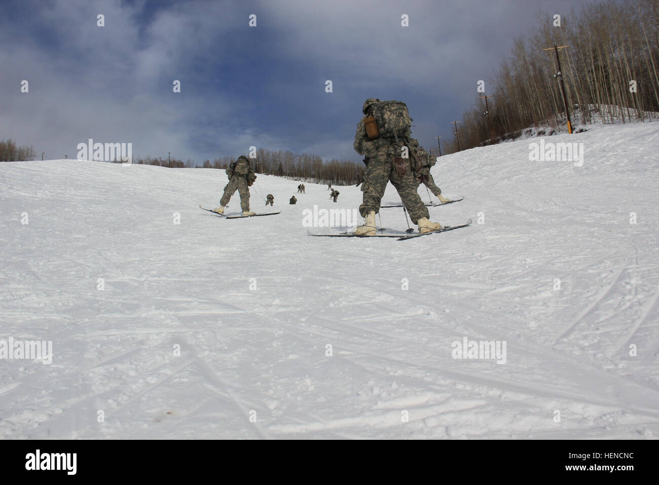 Soldaten nach oben die Skipiste mit einer "Fischgrat" Technik als Bestandteil eines 5 K Biathlon während der US-Armee Alaska Winterspiele 2014, moderiert von 5th Squadron, 1. Kavallerie-Regiment, Fort Wainwright, Alaska. Die Spiele wurden gehalten, um den Geist, Geschicklichkeit und Ausdauer von USARAK Soldaten zu testen. USARAK Winterspiele 140311-A-PB123-002 Stockfoto