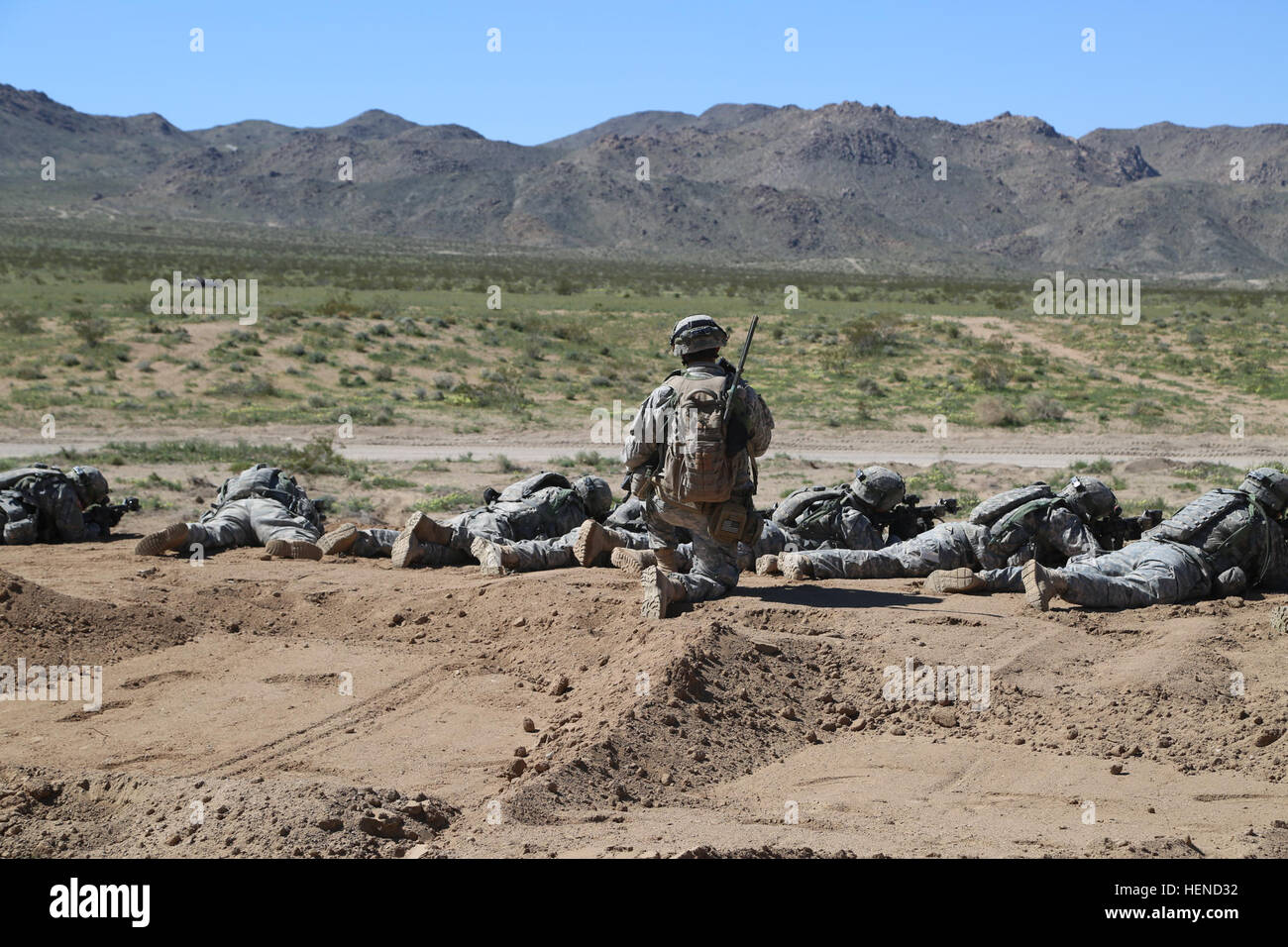 US-Armeesoldaten von Apache Truppe 1. Staffel, 3. Kavallerie-Regiment ziehen Sicherheit außerhalb der Stadt während der Ausbildung Rotation 14-05 im National Training Center in Fort Irwin, Kalifornien, 18. März 2014. Als die Mission in Afghanistan übergeht, wird der NTC weiterhin Bereitschaft Einsatzübungen (FM) und SFAT Drehungen bis hin zur Bereitstellung von Einheiten. (US Armee-Foto von Spc. Tammy Nooner/freigegeben) Entschlossenes Handeln 14-05 140318-A-TZ640-043 Stockfoto