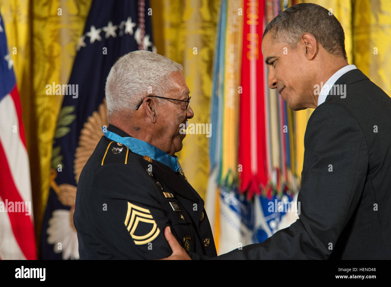 US Armee Sgt. 1. Klasse Melvin Morris schüttelt Hände mit Präsident Barack Obama nach Erhalt die Medal Of Honor in das Weiße Haus, Washington D.C., am 18. März 2014, Sgt. 1. Klasse Morris erhielt die Medal Of Honor für seine Heldentaten während des Vietnam-Krieges.  Präsident Barack Obama präsentiert 24 Medal Of Honor in einer seltenen Zeremonie Taten der Tapferkeit zu gedenken, die die Regierung Schloss soll vor langer Zeit erkannt haben sollte. (US Armee-Foto von Sgt. Mikki L. Sprenkle/freigegeben) Melvin Morris schüttelt Hände mit Präsident Barack Obama Stockfoto