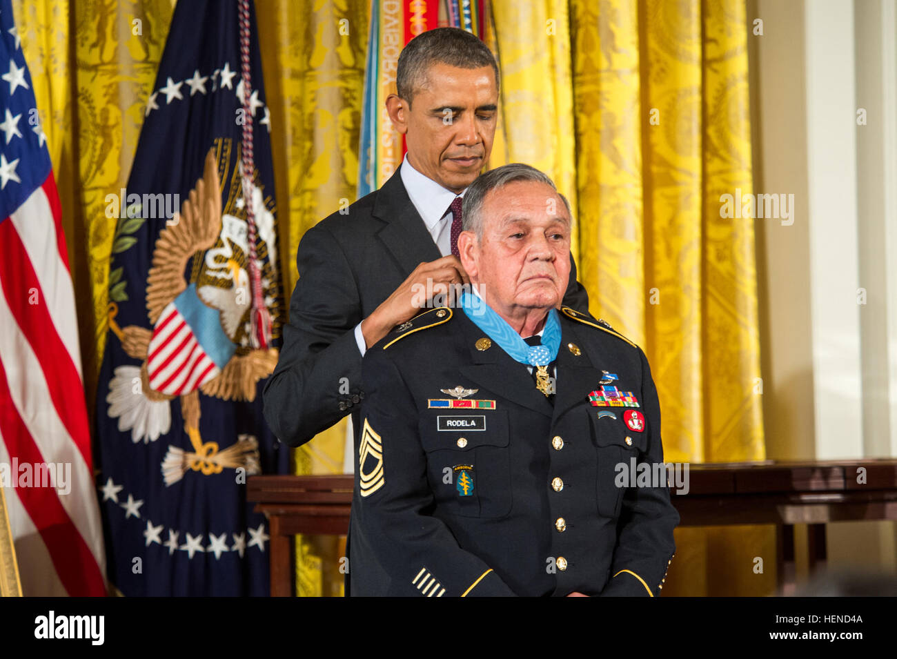 US Army Master Sgt. Jose Rodela erhält die Medal Of Honor am 18. März 2014 von Präsident Barack Obama in das Weiße Haus, Washington D.C., Master Sgt. Jose Rodela erhält die Medal Of Honor für seine Heldentaten während des Vietnam-Krieges.  Präsident Barack Obama präsentiert 24 Medal Of Honor in einer seltenen Zeremonie Taten der Tapferkeit zu gedenken, die die Regierung Schloss soll vor langer Zeit erkannt haben sollte. (US Armee-Foto von Sgt. Mikki L. Sprenkle/freigegeben) Weiße Haus Valor 24 Zeremonie (13277199774) Stockfoto