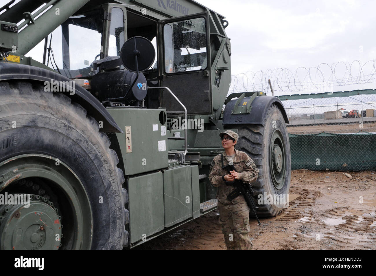 Paso Robles, Kalifornien, native Spc. Jackie Tackett, eine automatisierte Logistik-Spezialist für die Vallejo, Kalifornien ansässige 349. Quartermaster Company, Kalifornien Army National Guard prüft ihre unwegsames Gelände Container Handler vor einen harten Hut aufsetzen und den Betrieb des Fahrzeugs März 23 Kandahar airfield, Afghanistan. Tackett ist Fort Bragg, N.C.-basierte 82. Sustainment Brigade-US Befehl Materiel Recovery Zentralelement beigefügt. (Foto: US-Armee Sgt. 1. Klasse Jon Cupp, 82. SB-CMRE Public Affairs) Retrosort Soldat fährt durch Herausforderungen im Kampf gegen Theater 140323-A-MU632-373 Stockfoto