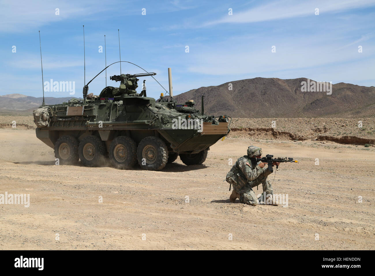 Ein US-Soldat aus 3rd Squadron, 3. Kavallerie-Regiment ziehen Sie Sicherheit in der Forward Operating Base während der Ausbildung Rotation 14-05 im National Training Center in Fort Irwin, Kalifornien, am 23. März 2014. Als die Mission in Afghanistan übergeht, wird der NTC weiterhin Bereitschaft Einsatzübungen (FM) und SFAT Drehungen bis hin zur Bereitstellung von Einheiten. (US Armee-Foto von Spc. Tammy Nooner/freigegeben) Entschlossenes Handeln 14-05 140323-A-TZ640-059 Stockfoto