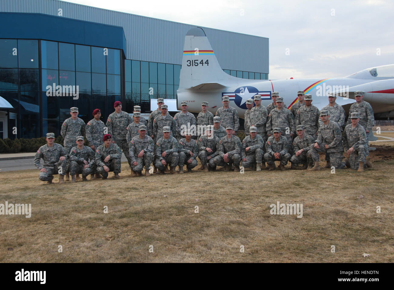 Während der Fahrt Personal in Kalamazoo, MI am 1. April 2014 anhalten Soldaten und Sponsoren für ein Gruppenfoto am Luft-Zoo-Luftfahrt-Museum und Science Center. 352. Civil Affairs Befehls von Fort Meade, MD und die 2. psychologische Betriebsgruppe von Twinsburg, OH gemeinsam Gastgeber ihre Befehle am besten Krieger Wettbewerb, genannt "Motown-Showdown", bei Fort Custer, MI zu sehen, welche Junior angeworben und Unteroffizier vertreten wird jeder Befehl noch in diesem Jahr am Fort Hunter Liggett, CA bei der US-Armee zivile Angelegenheiten & psychologische Operations Command (Airborne) hostet ihre BWC. US-Ar Stockfoto