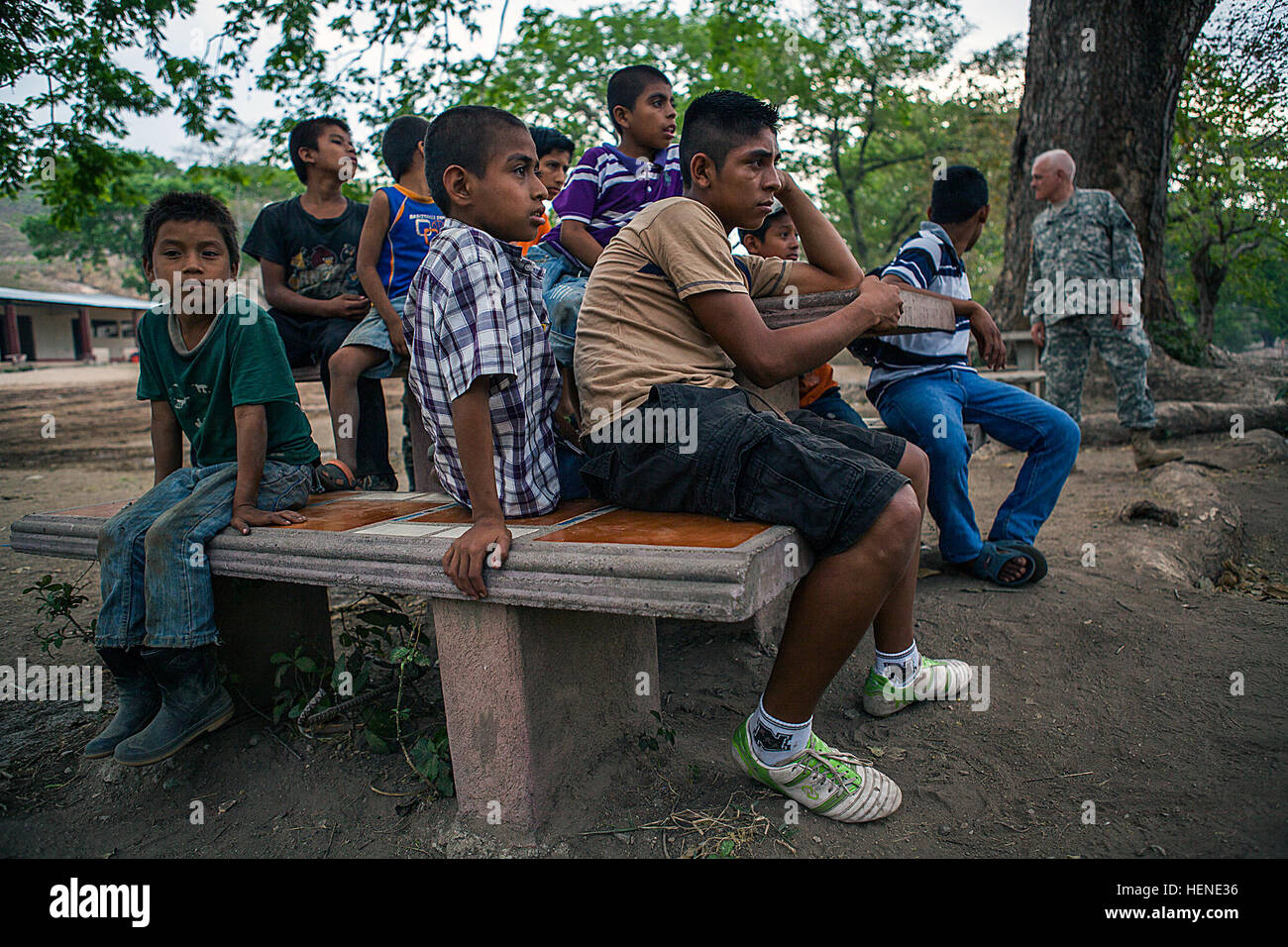 Kinder hören, wie ein guatemaltekischer Soldat Veranstaltungen mit Dorfbewohnern Beyond the Horizon 2014, Zacapa, Guatemala, 8. April 2014 diskutiert. Hinter dem Horizont ist eine jährliche Übung, die die Partnerschaft zwischen den USA und Guatemala umfasst, bieten konzentriert humanitären Hilfe durch verschiedene ärztliche, zahnärztliche und bürgerlichen Action-Programme. (Foto: U.S. Army Staff Sgt Justin P. Morelli) (Nicht veröffentlicht) Über den Horizont-2014 140408-A-PP104-182 Stockfoto