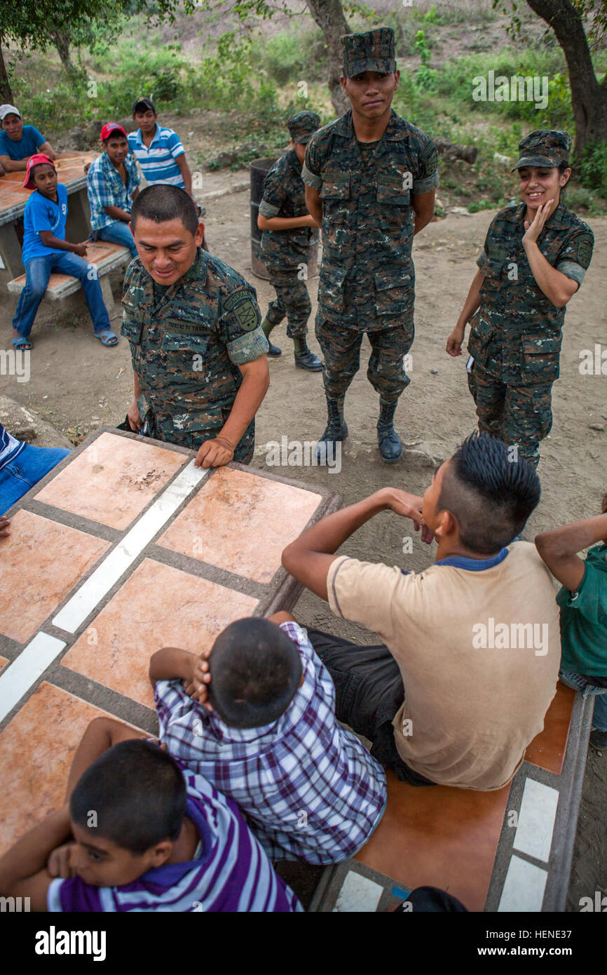 Guatemaltekische Soldaten besprechen Sie Termine mit einheimischen Kindern während Beyond the Horizon 2014, Zacapa, Guatemala, 8. April 2014. Hinter dem Horizont ist eine jährliche Übung, die die Partnerschaft zwischen den USA und Guatemala umfasst, bieten konzentriert humanitären Hilfe durch verschiedene ärztliche, zahnärztliche und bürgerlichen Action-Programme. (Foto: U.S. Army Staff Sgt Justin P. Morelli) (Nicht veröffentlicht) Über den Horizont-2014 140408-A-PP104-189 Stockfoto