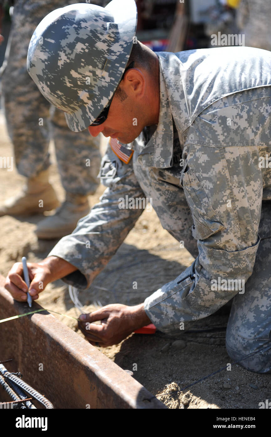 Sgt. 1. Klasse Vitale, ein Ingenieur mit Task Force Oso, jenseits der Horizonte Frame Kontrollmessungen während der Bau einer Schule in Conevisa, Guatemala 11. April 2014. Über den Tellerrand ist eine US-Partnerschaft mit der Regierung von Guatemala, die Durchführung von verschiedenen medizinischen, zahnmedizinischen und bürgerlichen Aktionen Programmen, Bereitstellung humanitären Hilfe konzentriert. (Foto: US-Armee Sgt. 1. Klasse Marcus J. Quarterman) (Freigegeben) Über den Horizont 2014 Guatemala 140411-A-HM954-146 Stockfoto