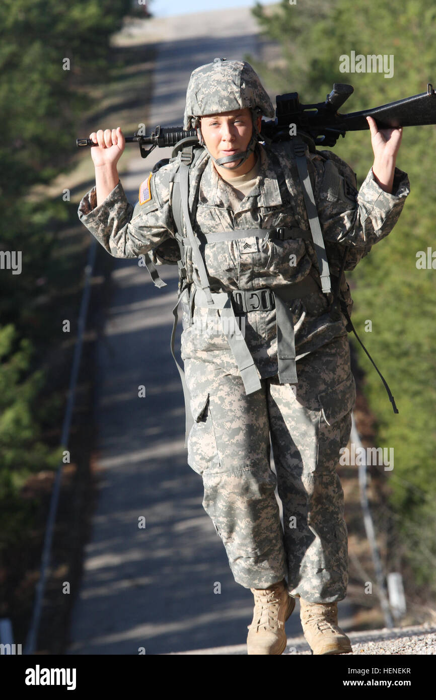 Sgt. Jessica Cattle Mauston, Wisconsin, USA, 86. Training Division, Fort McCoy, Wisconsin, USA, nähert sich einem der vielen Hügel auf Fort Knox, Kentucky, während der 84. Training Befehl am besten Krieger 6,2-Meile Straße März Donnerstag, 17. April 2014. Sie sagte, tragen das Gewehr "Rubber Duck" auf diese Weise unterstützt sie in den Steigungen. (Foto von Sgt. 1. Klasse Clinton Holz; 84. Training Befehl Public Affairs) Soldat gewinnt "Soldier of the Year" im ersten besten Krieger Wettbewerb 140417-A-HX393-911 Stockfoto