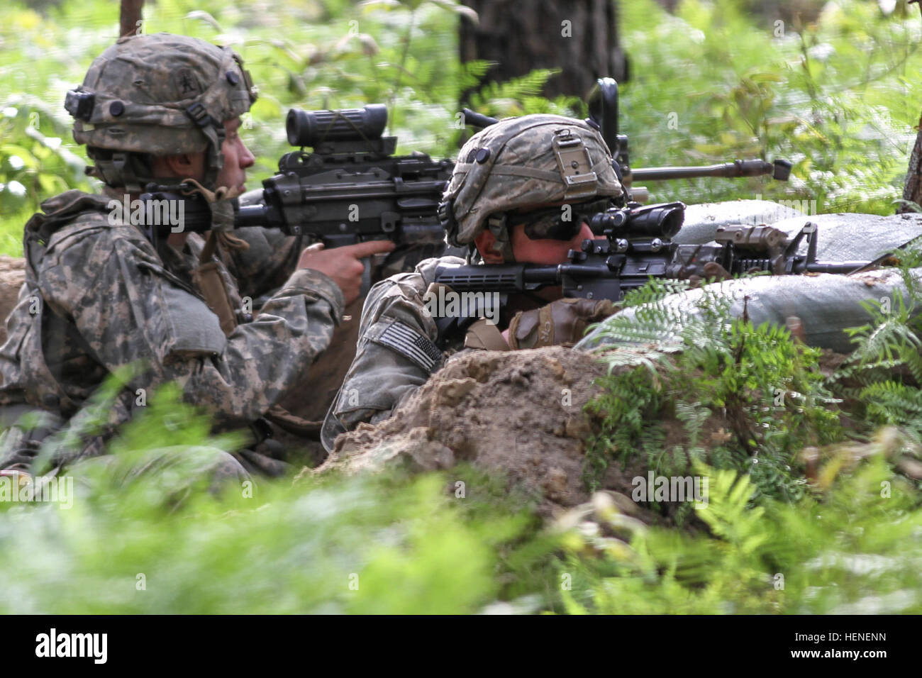 US-Armeesoldaten mit 509. Infanterie-Regiment, 4th Infantry Brigade Combat Team (Airborne), 3. Bataillon, 25. Infanteriedivision Wachen aus einer kämpfende Position an der Joint Readiness Training Center in Fort Polk, Louisiana, 18. April 2014. Die Soldaten waren defensive Operationen im Rahmen einer entscheidenden Aktion Ausbildung Umwelt Übung durchführen. (Foto: U.S. Army Staff Sgt Christopher Klutts, 20. Public Affairs-Abteilung) Ausbildung (13978933483) zu verteidigen Stockfoto