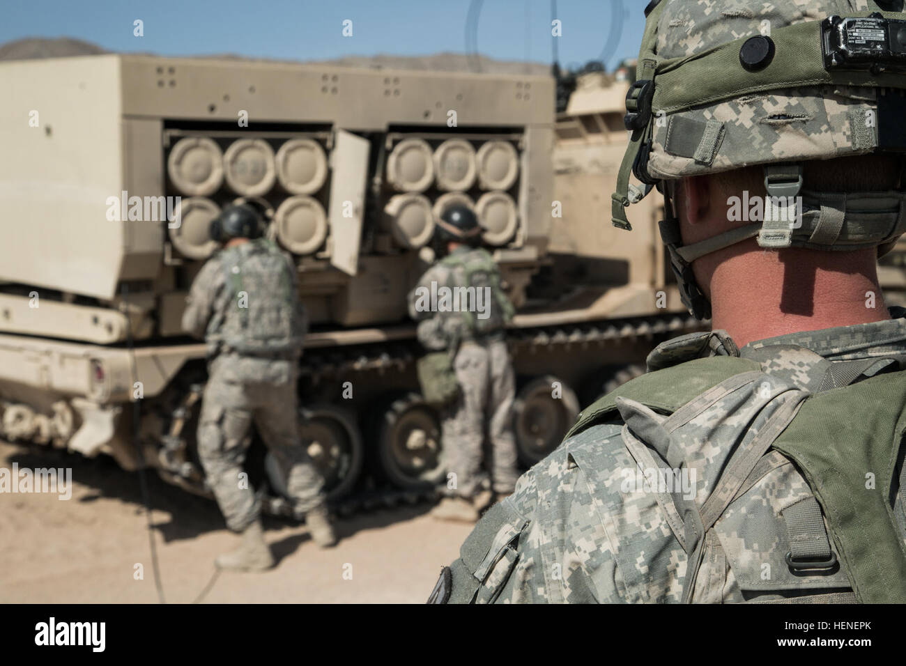 FORT IRWIN, Kalifornien - A US Armee-Soldat, Alpha Company, 2. Bataillon, 1. Infanterie-Division, 34. Rüstung zugewiesen steuert einen m270 Multiple Launch Rocket System (MLRS) vor dem Betrieb ein Training im National Training Center, 20. April 2014 starten. Die MLRS ist ein Vielfaches gepanzerte, selbstfahrende, Raketenwerfer, die verwendet wird, um feindliche Ziele mehr als 175 Meilen entfernt zu engagieren und von feindlichen Zähler Feuer rasch an verschiedene Orte.  (Foto: US-Armee Sgt. Richard W. Jones Jr., Operations Group, National Training Center) M270 Multiple Launch Rocket System Schulungsbetrieb 14 Stockfoto