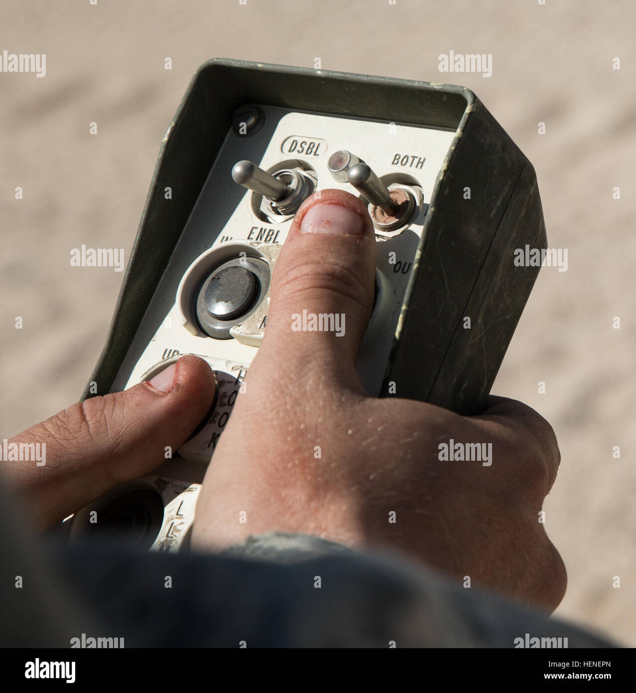 FORT IRWIN, Kalifornien - A US Armee-Soldat, Alpha Company, 2. Bataillon, 1. Infanterie-Division, 34. Rüstung zugewiesen steuert einen m270 Multiple Launch Rocket System (MLRS) vor dem Betrieb ein Training im National Training Center, 20. April 2014 starten. Die MLRS ist ein Vielfaches gepanzerte, selbstfahrende, Raketenwerfer, die verwendet wird, um feindliche Ziele mehr als 175 Meilen entfernt zu engagieren und von feindlichen Zähler Feuer rasch an verschiedene Orte.  (Foto: US-Armee Sgt. Richard W. Jones Jr., Operations Group, National Training Center) M270 Multiple Launch Rocket System Schulungsbetrieb 14 Stockfoto