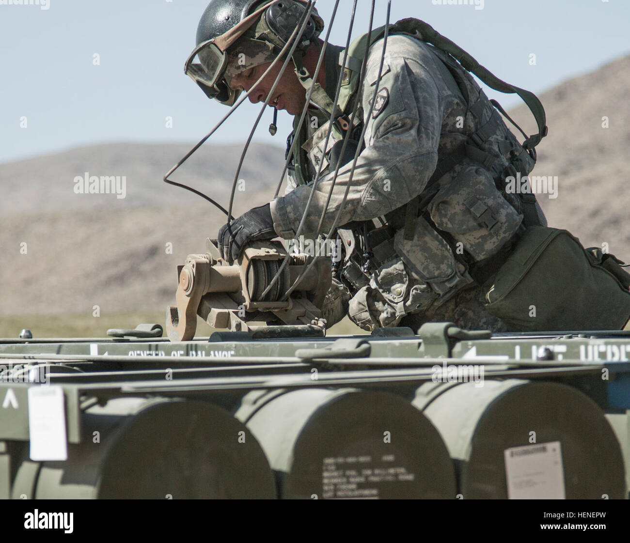 FORT IRWIN, Kalifornien - A US Armee-Soldat, zugewiesene Alpha Company, 2. Bataillon, 1. Infanterie-Division, 34. Rüstung zieht die Kabel von einem m270 Multiple Launch Rocket System (MLRS) vor dem Start während einer Ausbildung im National Training Center, 20. April 2014. Die MLRS ist ein Vielfaches gepanzerte, selbstfahrende, Raketenwerfer, die verwendet wird, um feindliche Ziele mehr als 175 Meilen entfernt zu engagieren und von feindlichen Zähler Feuer rasch an verschiedene Orte.  (Foto: US-Armee Sgt. Richard W. Jones Jr., Operations Group, National Training Center) M270 Multiple Launch Rocket System Training o Stockfoto