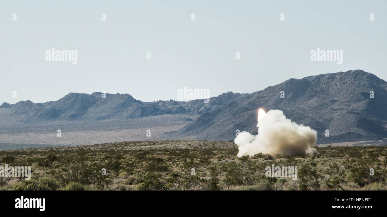 FORT IRWIN, Kalifornien - Soldaten der US Army, zugewiesen Alpha Company, 2. Bataillon, 34. Rüstung, 1st Infantry Division, ein feindliches Ziel mit einem m270 Multiple Launch Rocket System (MLRS) während einer Training im National Training Center, 20. April 2014 zu engagieren. Die MLRS ist ein Vielfaches gepanzerte, selbstfahrende, Raketenwerfer, die verwendet wird, um feindliche Ziele mehr als 175 Meilen entfernt zu engagieren und von feindlichen Zähler Feuer rasch an verschiedene Orte.  (Foto: US-Armee Sgt. Richard W. Jones Jr., Operations Group, National Training Center) M270 Multiple Launch Rocket System Training-Betrieb Stockfoto