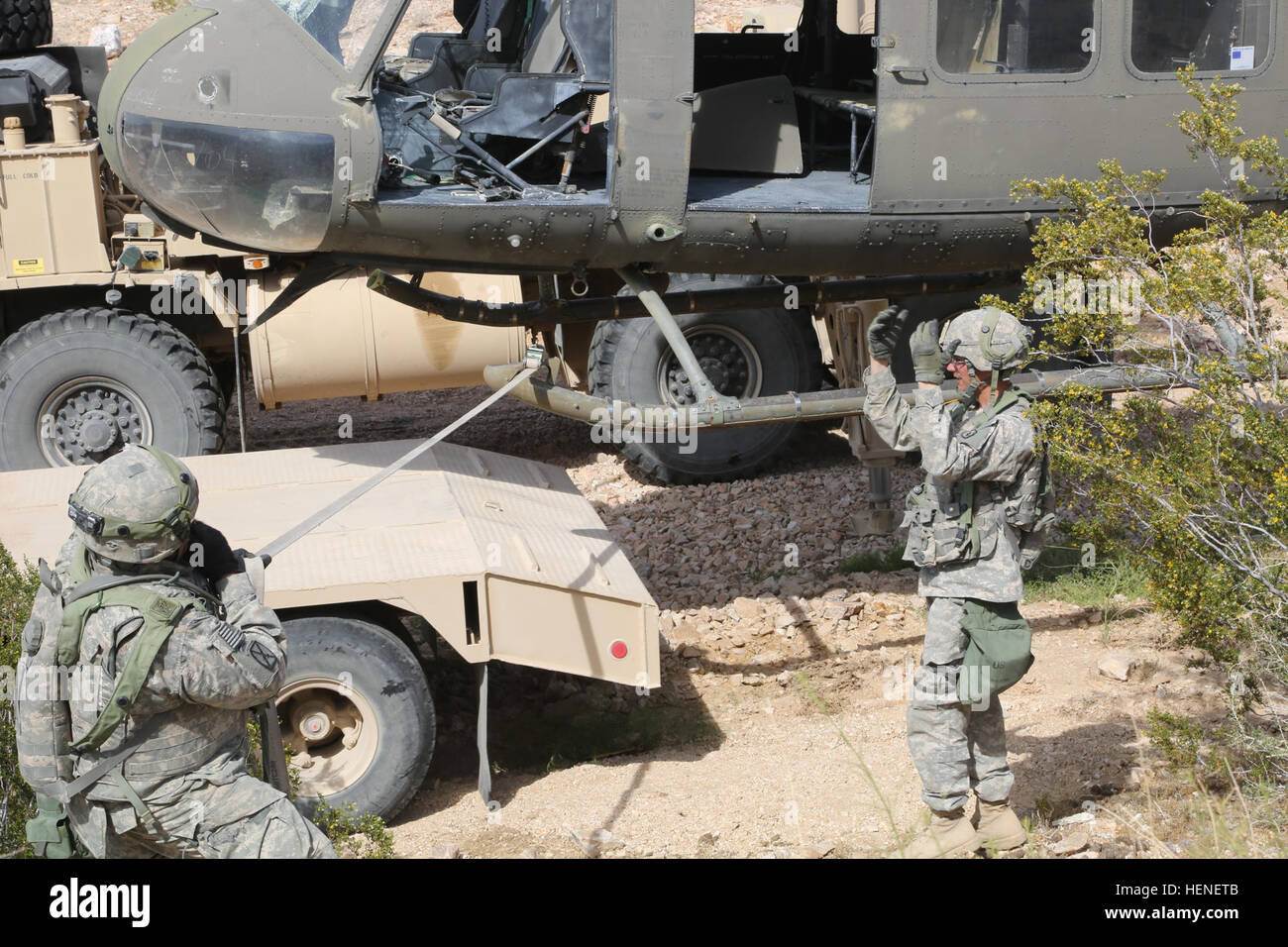 20140421-A-XB890-098 FORT IRWIN, Kalifornien - ein US Soldat der 1. Brigade, 25. Infanterie-Division, Boden führt ein Transportfahrzeug Erholung während der entscheidenden Aktion Rotation 14-06 im National Training Center, 21. April 2014.  Entscheidende Aktion Rotationen ermöglichen Einheiten auf ihre wesentliche Aufgabe Missionsliste in vollem Umfang wahrnehmen, die Kernkompetenzen der Armee unterstützt: flächendeckende Sicherheit und kombinierte Waffen-Manöver. (Foto: U.S. Army Spc. Randis Monroe, Operations Group, National Training Center) Hubschrauber-Recovery 140421-A-XB890-098 Stockfoto