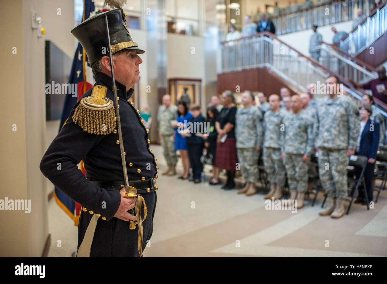 Bruce Daws mit Fayetteville unabhängige helle Infanterie, steht stramm während der 106. Geburtstag von der US Army Reserve im Hauptquartier der US Army Reserve Command in Fort Bragg, N.C., 23. April 2014. Gegründet 1908 als medizinische Reserve-Korps, ist heutige Armee-Reserve eine wichtige kostenlose Betriebskraft, die den gesamten Vereinigten Staaten unterstützt. Der Army Reserve besteht aus fast 200.000 "Bürger-Soldaten". Seit 9/11 haben rund 218.000 Armee-Reserve-Soldaten in den aktiven Dienst zur Unterstützung der Armee Gesamtkraft genannt. (US Armee-Foto von Timothy L. Hale/freigegeben) Armee Stockfoto