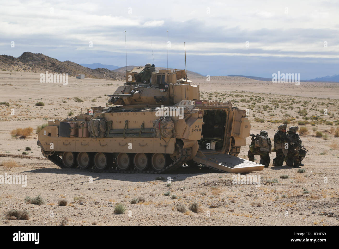 US-Armeesoldaten, die Charlie Kompanie, 34. Rüstung, 1st Infantry Division zugewiesen vorbereiten Feindberührung während einer Konvoi situative Übung für die National Training Center (NTC) in Fort Irwin, Kalifornien, 20. April 2014. Entscheidende Aktion/Regional ausgerichtet Kraft Rotationen bei den NTC gewährleisten Brigade combat Teams bleiben, vielseitig, reaktionsschnell und konsequent für den aktuellen Kampf und unvorhergesehene zukünftige Eventualitäten zur Verfügung. (US Armee-Foto von Spc. Tammy Nooner/freigegeben) Entschlossenes Handeln 14-06 140420-A-TZ640-025 Stockfoto