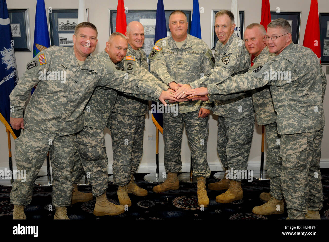 Vom linken Oberst Frank Rice, Aufgabe Tiger Kommandeur, Oberstleutnant Marion Collins, Commander, 2-263-Luft-Verteidigung-Artillerie, Generalmajor Glenn Bramhall, Commander, 263rd Defense Command, Major General Van McCarty, stellvertretender Generaladjutant des staatlichen Befehl Sergeant großen Robert Brickley, Command Sergeant Major Russell Vickery, South Carolina, Command Sergeant Major 2-263 ADA, Command Sergeant Major James Hooten, Teilnahme Task Force Tiger Command Sergeant Major eine Schlacht-Übergabe-Zeremonie für die National Capital Region Integrated Air Defense System Ground-Based Luft Verteidigung-Mission, 28. April 2014 im gemeinsamen Basis Ana Stockfoto