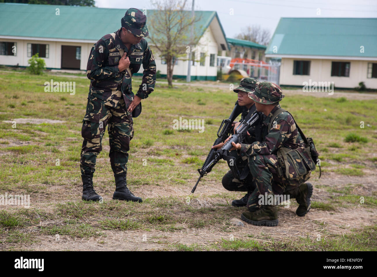 Philippinische Armee Explosive Ordnance Entsorgung Bataillon, lehrt Soldaten des 20. Infanterie-Bataillons, philippinische Armee, wie eine improvisierte explosive Vorrichtung während des Trainings Balikatan 2014 auf Fort Magsaysay, Philippinen, 1. Mai 2014 zu identifizieren.   Jeder Soldat wird trainiert, eine neun Linie Ordnance Bericht Blindgänger zu senden. Dieses Jahr markiert die 30. Iteration der Übung, die eine jährliche Republik der Philippinen und den USA militärische Trainingsübung bilateralen und humanitäre Hilfe Bürgerschaftliches Engagement ist. (US Armee-Foto von Spc. Michael G. Herrero) Balikatan 2014 140501-A-IR245-029 Stockfoto