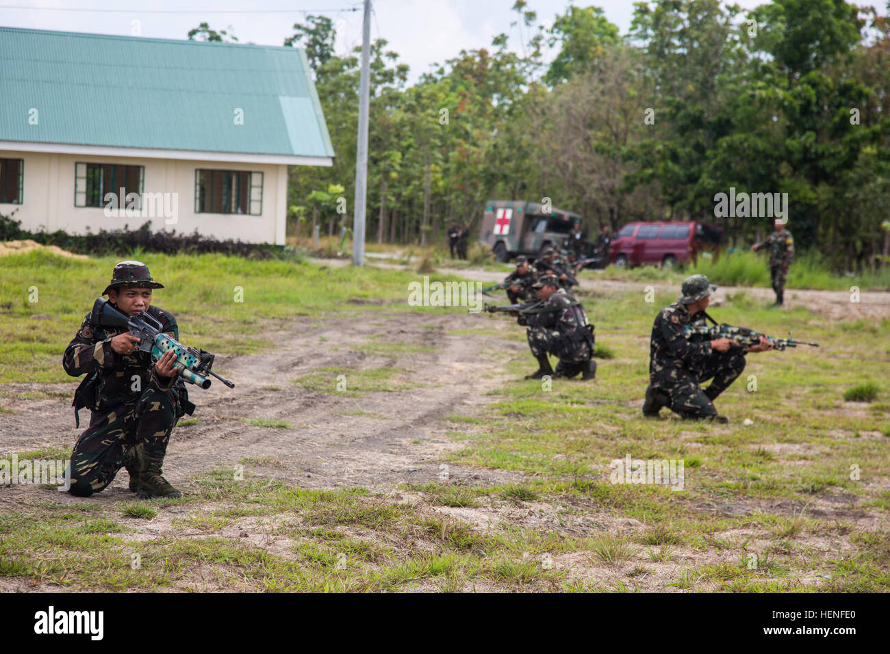 Philippinische Armee Explosive Ordnance Entsorgung Bataillon, lehrt Soldaten des 20. Infanterie-Bataillons, philippinische Armee, wie eine improvisierte explosive Vorrichtung während des Trainings Balikatan 2014 auf Fort Magsaysay, Philippinen, 1. Mai 2014 zu identifizieren. Die Soldaten werden ausgebildet, um alle fünf, fünfundzwanzig, und zweihundert Meter zum Identifizieren von nicht explodierter Kampfmitteln zu scannen. Dieses Jahr markiert die 30. Iteration der Übung, die eine jährliche Republik der Philippinen und den USA militärische Trainingsübung bilateralen und humanitäre Hilfe Bürgerschaftliches Engagement ist.  (US Armee-Foto von Spc. Michael G. Herrero) Balikat Stockfoto