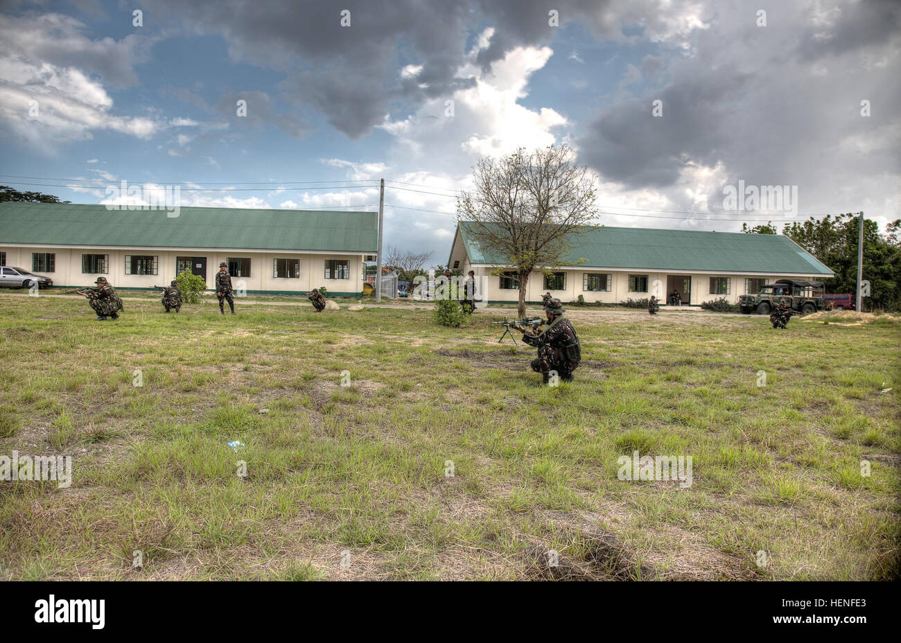 Philippinische Armee Explosive Ordnance Entsorgung Bataillon, lehrt Soldaten des 20. Infanterie-Bataillons, philippinische Armee, wie eine improvisierte explosive Vorrichtung während des Trainings Balikatan 2014 auf Fort Magsaysay, Philippinen, 1. Mai 2014 zu identifizieren.   Die Soldaten wurden ausgebildet, um eine 360-Grad-Umfang von nicht explodierten Rechtsverordnung bilden. Dieses Jahr markiert die 30. Iteration der Übung, die eine jährliche Republik der Philippinen und den USA militärische Trainingsübung bilateralen und humanitäre Hilfe Bürgerschaftliches Engagement ist.  (US Armee-Foto von Spc. Michael G. Herrero) Balikatan 2014 140501-A-IR24 Stockfoto