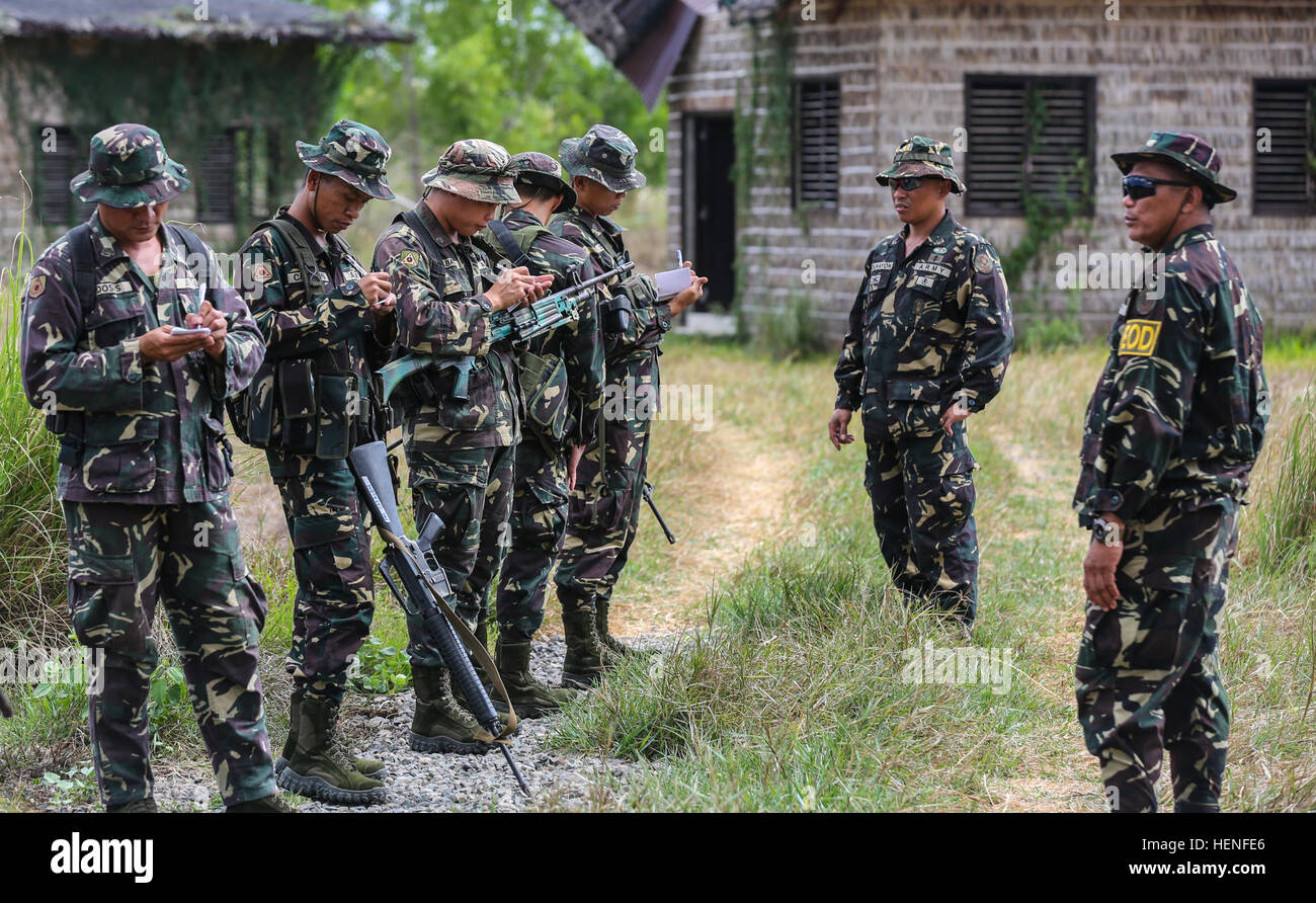 Philippinische Armee techn. Sgt. Rernaur Bwenaia (rechts) weist ein Explosive Ordnance Beseitigung (EOD) Techniker philippinischen Soldaten aus dem 20. Infanterie-Bataillon wie improvisierte explosive Devices (IED) während des Trainings Balikatan 2014 auf Fort Magsaysay, Philippinen, 1. Mai 2014 zu identifizieren. Mehrere Iterationen von IED Übungen wurden abgeschlossen, um die Soldaten des 20. IB für Scannen und identifizieren IEDs lernen zu helfen. Dieses Jahr markiert die 30. Iteration der Übung, die eine jährliche Republik der Philippinen und den USA militärische Trainingsübung bilateralen und bürgerlichen humanitäre Hilfe ist Stockfoto