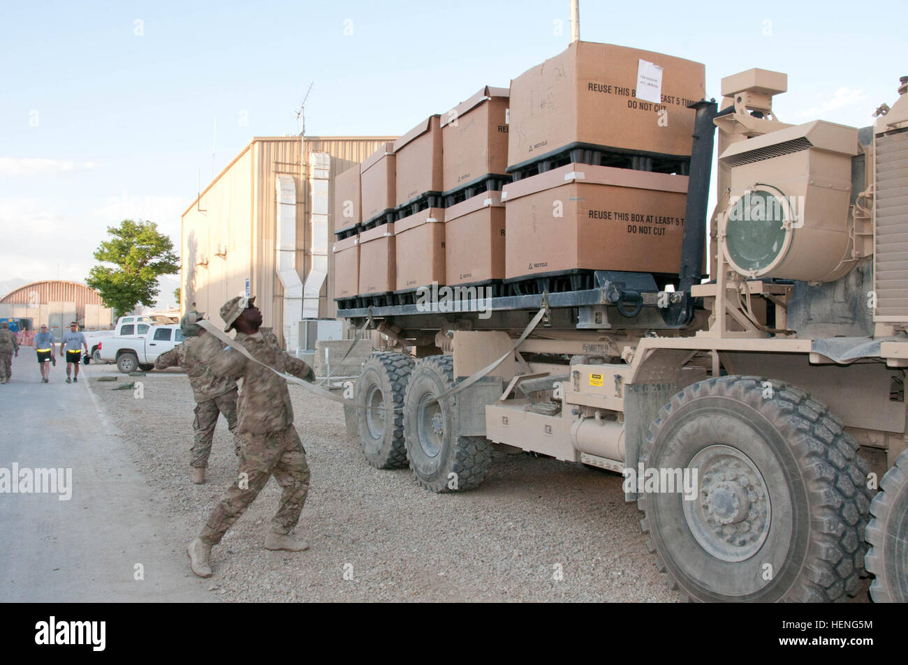 Sichern Sie Sgt. Brandon Jackson, Mail-Transport-Unteroffizier und Spc. Erik Townsend, Mail-Transport-Treiber, beide der 502. Human Resources Company, 10. spezielle Truppen Bataillon, zugewiesen eine Belastung von Mail mit Spanngurten, bevor die Mail zu einem Vertriebsstandort 11.Mai auf Bagram Air Field, Afghanistan wird verschoben. Post ist verteilt auf die Einheiten über Boden Konvoi oder Luft Assets, wie z.B. Hubschrauber und Flugzeuge fixiert. Mailen Sie immer bereit 140511-A-CA521-001 Stockfoto