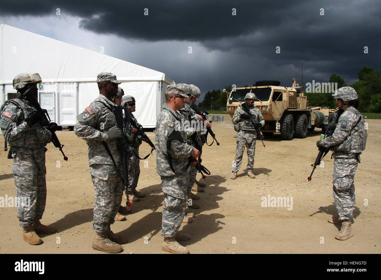 Sechzehnten Sustainment Brigade, 240. Quartermaster Company Platoon Leader, 2nd Lt. Hannah Morgan (rechts) gibt einen kurze Rückkehr Konvoi an ihrem Zug für eine Wasser- und Nachschub-Mission, eine vorgeschobene operative Basis für die österreichischen Truppen im Joint Multinational Readiness Center, Hohenfels, Deutschland. Die 16. Sustainment Brigade bietet Nahrung, Wasser, Kraftstoff, Versorgung, Transport, Güterumschlag für über 4.000 Teilnehmer aus 15 Nationen für die Übung kombinierte Entschlossenheit II. (US Armee-Foto von 1st Lt. Henry Chan, 16. Sustainment Brigade, 21. Theater Sustainment Command Public Affairs) F Stockfoto