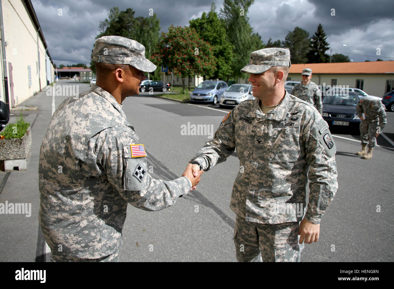 Lager verantwortlich Officer, Chief Warrant Officer Sulaiman Bah grüßt 16. Sustainment Brigade Kommandeur Oberst Scott Murray als er Vilseck regionale liefern Support-Aktivitäten Lager besucht. Bah und seine Soldaten operieren aus USAG Bayern - Vilseck zu wartenden Teile und Zubehör für Truppen, die Teilnahme an Übung lösen II kombiniert. Kombinierte Lösung II ist eine unter der Regie von US-Army in Europa multinationalen Übung bei den Grafenwöhr und Hohenfels Training Bereichen, darunter mehr als 4.000 Teilnehmer aus 13 verbündet und Partnerländer. Die Übung bietet der Europäischen Rotations Fo Stockfoto