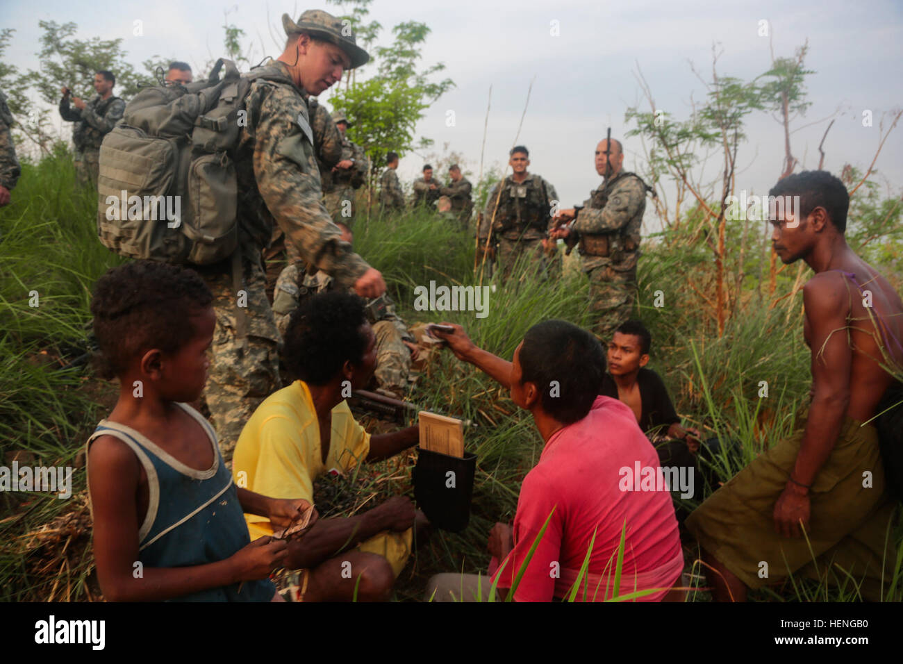 US-Armee Soldaten des Apache Truppe 3rd Squadron, 4th Cavalry Regiment geben philippinischen Einheimischen eine Mahlzeit (MRE) als Dankeschön für die Hilfe, eine kämpfende Position auf Fort Magsaysay, während Balikatan 2014, 15. Mai 2014 desinfizieren essfertig. Der Bataillon-Angriff ist eine kulminierende Übung, die die Interoperabilität zwischen den Streitkräften der testet die und US-Soldaten. Dieses Jahr markiert die 30. Iteration der Übung, die eine jährliche Republik-USA bilaterale Militärausbildung Übung und humanitäre Bürgerbeteiligung Engagements. (US Armee-Foto von Spc. Justin Englisch/freigegeben). Bataillon Stockfoto