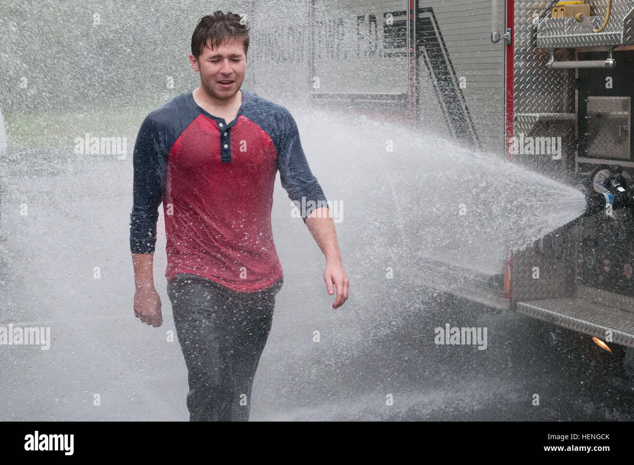 Studenten des Junior Reserve Officers' Training Corps nehmen an einer Massendekontamination in New Jersey teil, spielen Rollenspiele und bauen eine Zusammenarbeit zwischen lokalen Diensten, der US Army Reserve, der 357th Chemical Company und der Gemeinde auf. Stockfoto