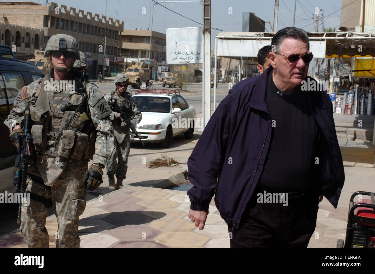 Gen (R) Jack Keane geht durch die Straßen von Jamia in westlichen Bagdad 14 März. Keane tourte das 2nd Brigade Combat Team, 101st Airborne Division (Air Assault) Battlespace mit lokalen Bürger, irakische Sicherheitskräfte zu reden und sehen aus erster Hand die Fortschritte Continuely unternommen. (US Armee-Foto von Sgt. James P. Hunter, 2. BCT PAO, 101. Abn. Div., MND-B) im Ruhestand allgemeine Touren Strike Schlacht Raum 80554 Stockfoto