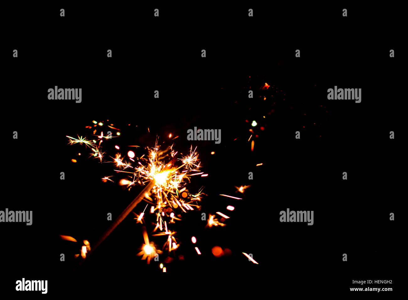 Bengal-Lichter in der Dunkelheit. Hintergrund für Silvester. Stockfoto