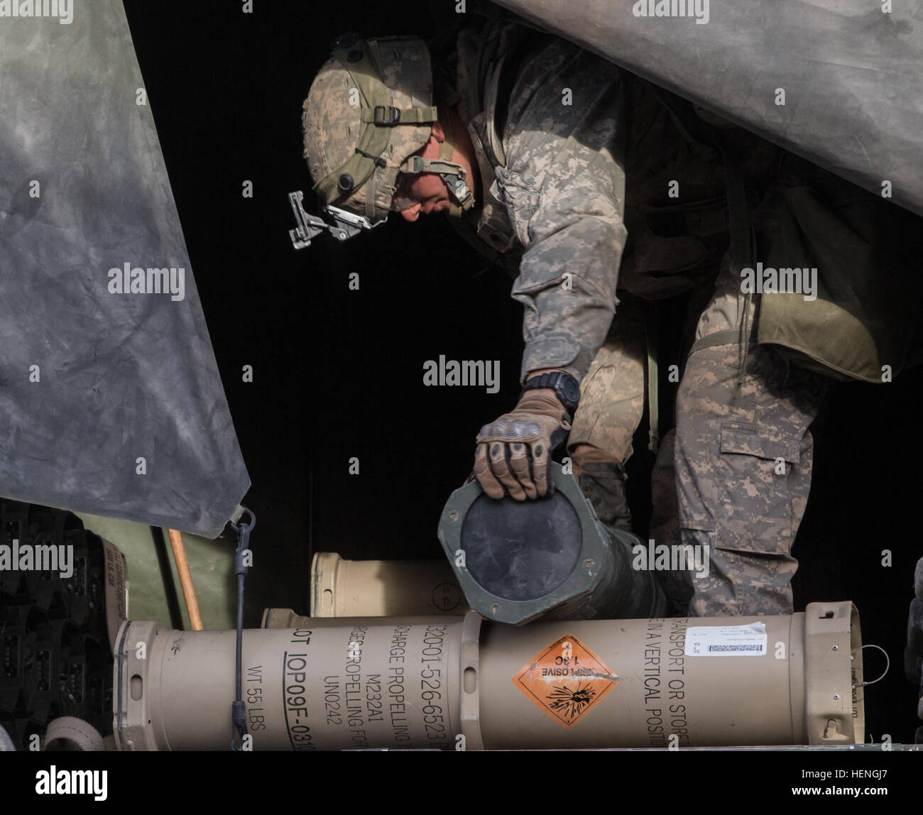 FORT IRWIN, Kalifornien – A US Armee-Soldat, Charlie Troop, 2. Bataillon, 11. Feldartillerie-Regiment zugewiesen hebt eine M155 Rakete während der entscheidenden Aktion Rotation 14-07 im National Training Center, 18. Mai 2014. Die Haubitze ist eine gezogene Waffe die mehrere Raketen effektiv bis zu 25-Meilen Entfernung schießen können.  (Foto: US-Armee Sgt. Richard W. Jones Jr., Operations Group, National Training Center) Soldaten engagieren sich schnell Feinde mit Haubitze M777 140518-A-QU939-043 Stockfoto