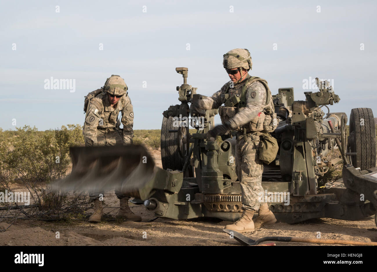 FORT IRWIN, Kalifornien – US-Armeesoldaten, Charlie Troop, 2. Bataillon, 11. Feldartillerie-Regiment, Drop den Fuß einer Haubitze M777 während der entscheidenden Aktion Rotation 14-07 im National Training Center, 18. Mai 2014 zugewiesen. Die Haubitze ist eine gezogene Waffe die mehrere Raketen effektiv bis zu 25-Meilen Entfernung schießen können.  (Foto: US-Armee Sgt. Richard W. Jones Jr., Operations Group, National Training Center) Soldaten engagieren sich schnell Feinde mit Haubitze M777 140518-A-QU939-049 Stockfoto