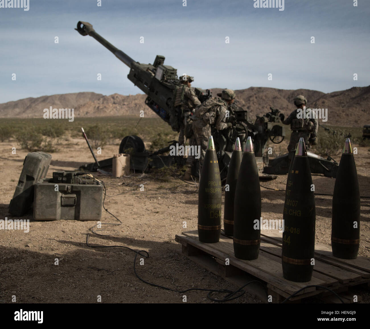 US-Armeesoldaten, Charlie Troop, 2. Bataillon, 11. Feldartillerie-Regiment zugewiesen bereiten Sie feindliche Ziele zu engagieren und schiesst die National Training Center in Fort Irwin, Kalifornien, 18. Mai 2014 eine Haubitze M777 während der entscheidenden Aktion Rotation 14-07. Die Haubitze ist eine gezogene Waffe die mehrere Raketen effektiv bis zu 25 Meilen entfernt schießen können. (US Armee-Foto von Sgt. Richard W. Jones Jr./freigegeben) Soldaten engagieren sich schnell Feinde mit Haubitze M777 140518-A-QU939-087 Stockfoto
