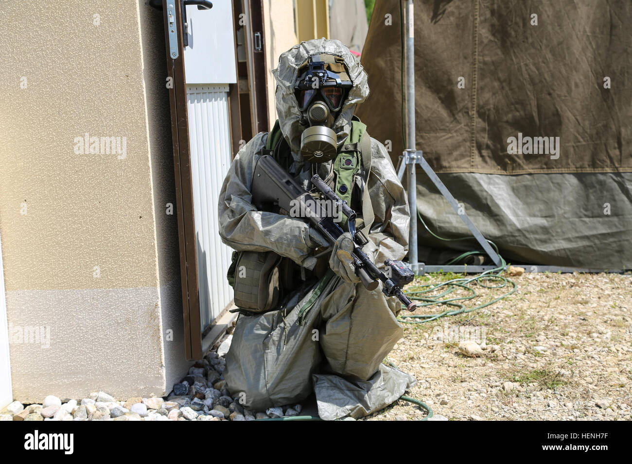 Eines österreichischen Soldaten der 2. Kompanie, 25. Infanterie-Bataillon, 7. Infanterie-Brigade sorgt für Sicherheit beim Tragen einer Gasmaske und chemische Anzug während der Übung kombiniert zu beheben II bei der Joint Multinational Readiness Center in Hohenfels, Deutschland, 25. Mai 2014.  Kombinierte Lösung II ist eine multinationale entschlossenes Handeln Umwelt Übung in Hohenfels und Grafenwöhr Schulungsräume, die mehr als 4.000 Teilnehmer aus 15 Partnernationen beinhaltet das Joint Multinational Training Command auftreten.  Die Absicht der Übung ist, zu trainieren und Vorbereiten einer US multinationale Brigade führte zu ich Stockfoto